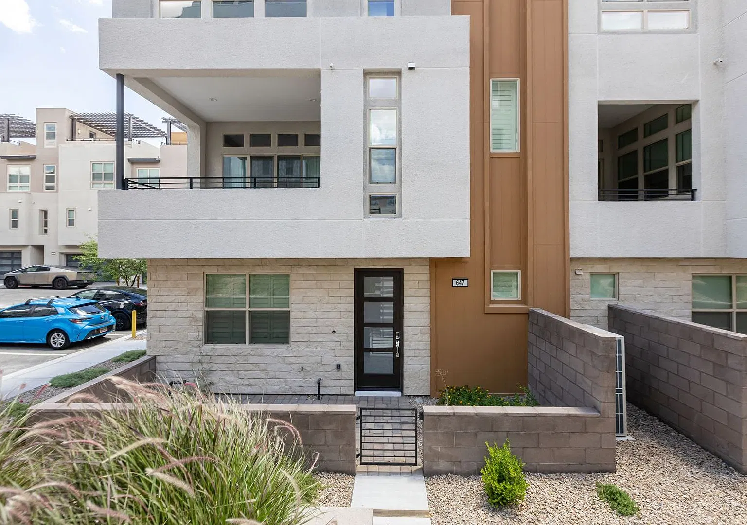 Beautifully Upgraded - Spacious 3 Bedroom, 4 Bath Home In Summerlin — Photo 2