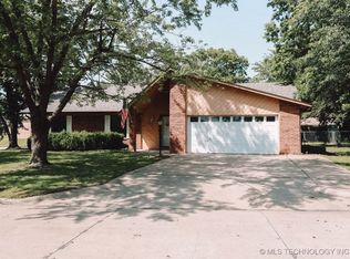 101 Honeysuckle Ln, Pryor, OK 74361