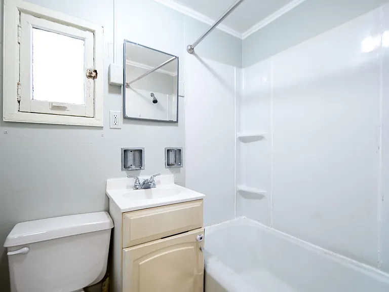 236 Saratoga St — Photo 10