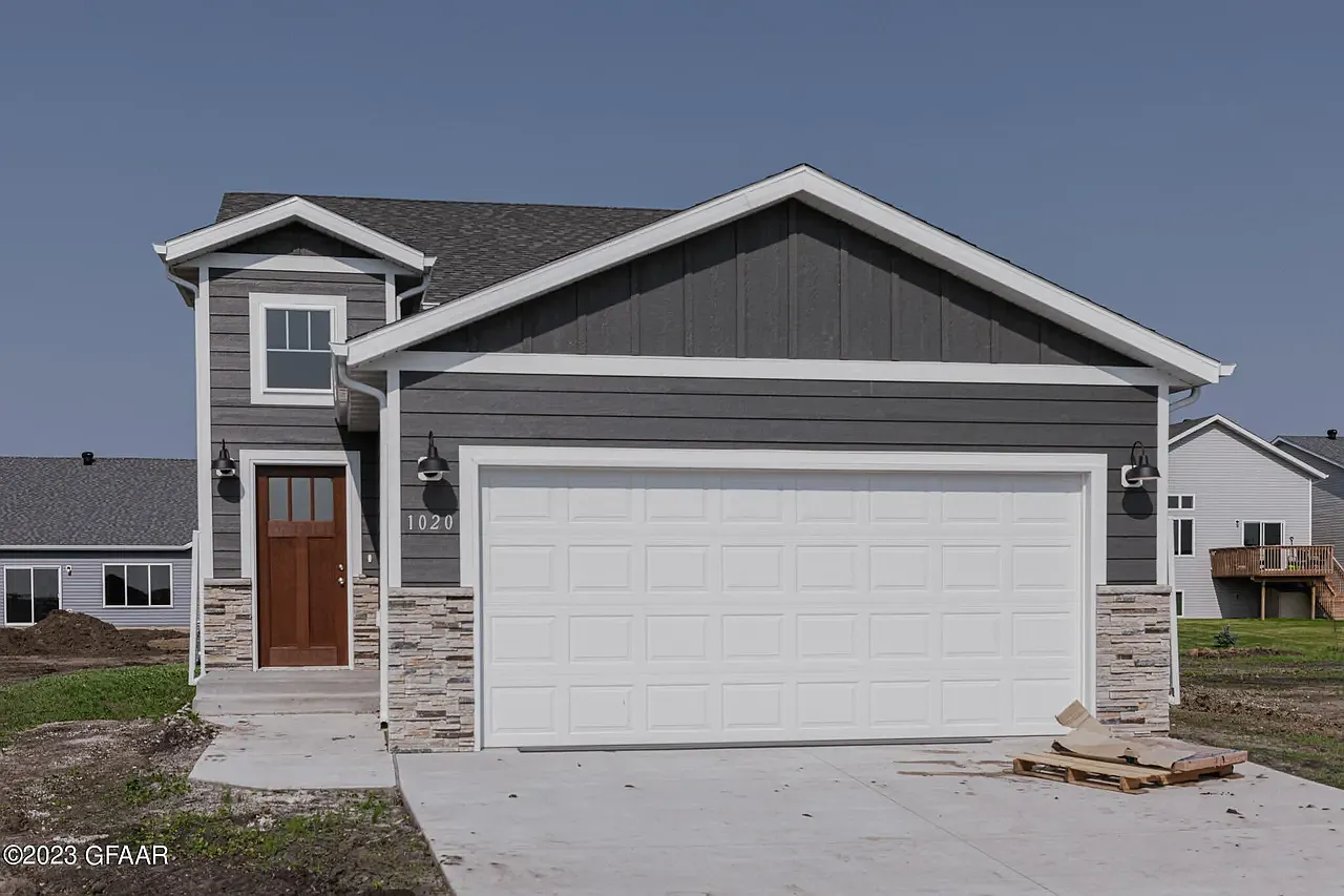4 bed, $2,950 — Photo 1