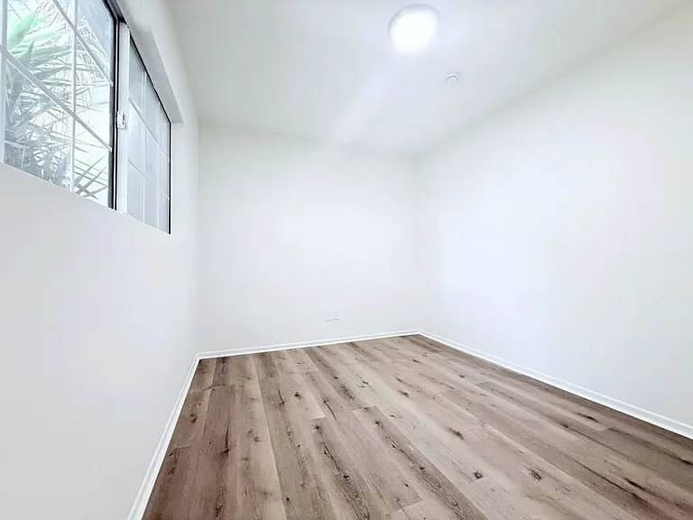 10565 Camarillo St — Photo 17