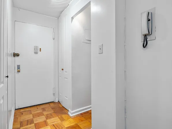 220 East 60th Street 4G image 8 of 8