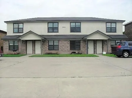 1610 Aztec Trce #B — Photo 1