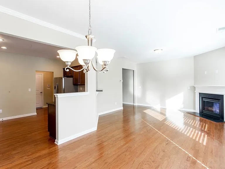 2105 Greencrest Cir — Photo 3