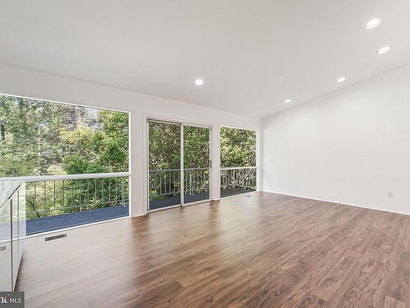 3rd image of 9812 Betteker Ln