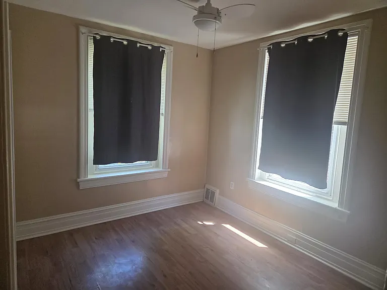 1007 Hyatt St — Photo 4