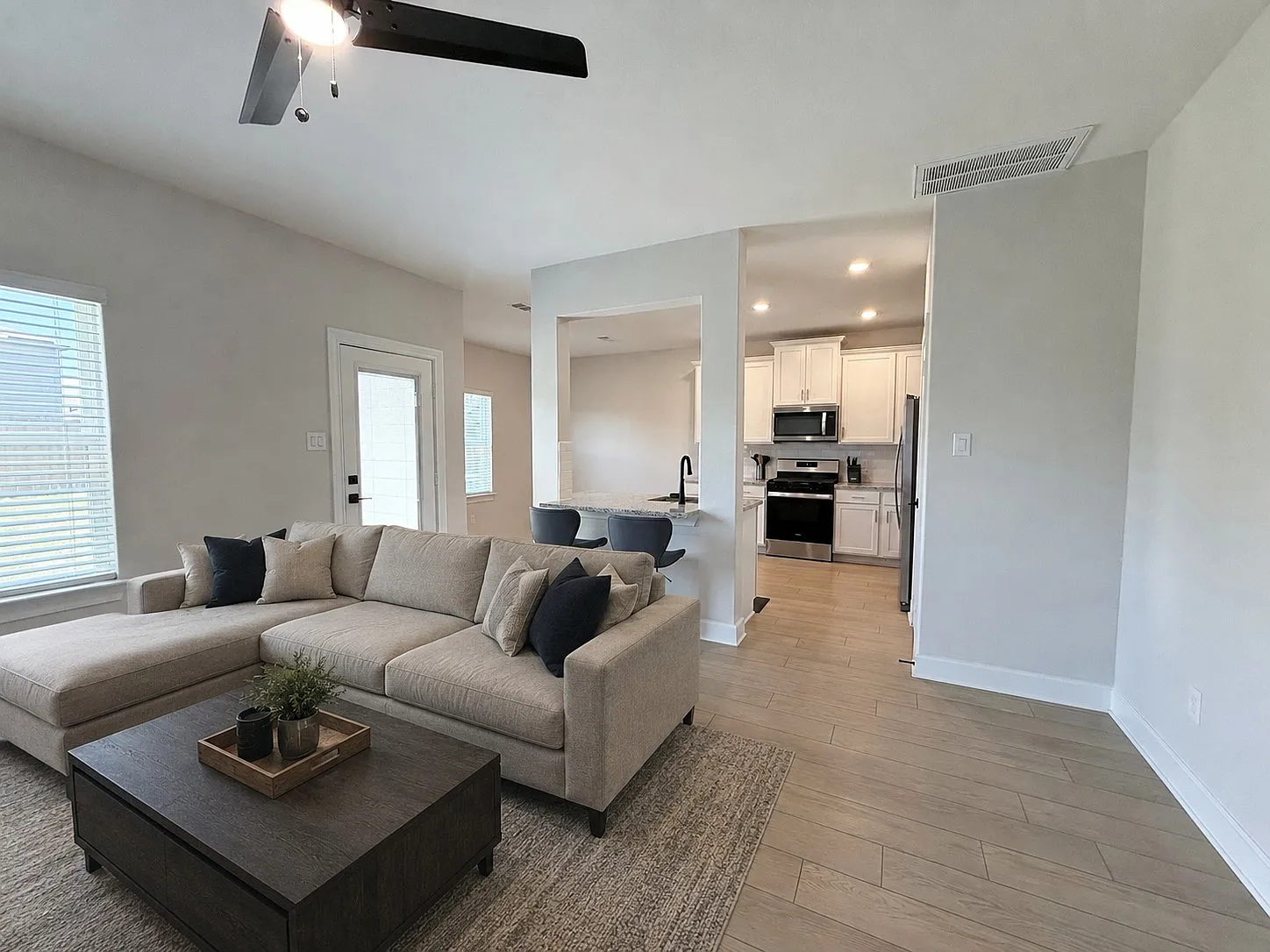 3 bed, 2.5 bath, 1627 sqft, $2,199 — Photo 2