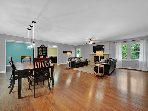 4th image of 927 Meadowlark Dr