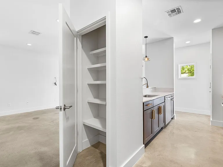2101 Montopolis Dr #11 — Photo 12