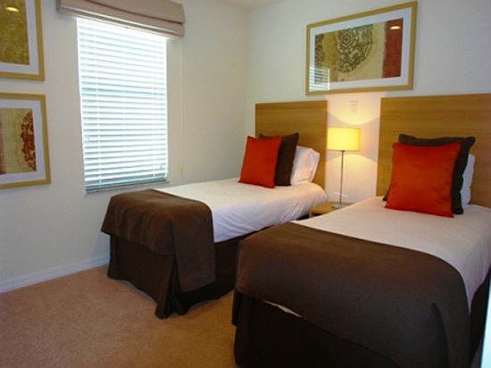 RO4T2713CD-twin-bedroom