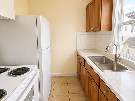 5th image of 107 Jefferson St Floor 3