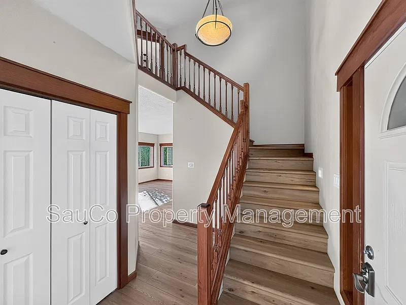 4 bed, 2.5 bath, 2131 sqft, $3,000 — Photo 2