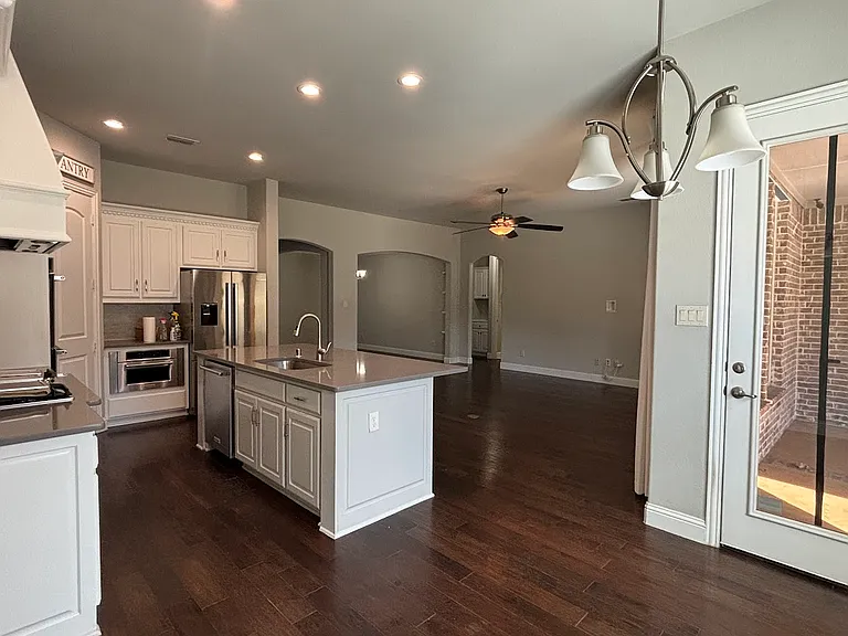560 Darian Dr — Photo 9