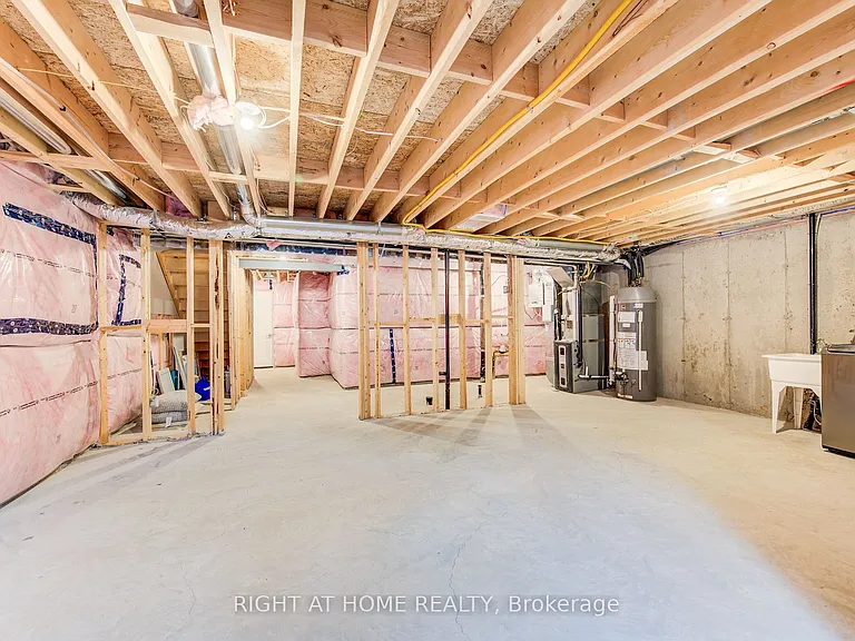 138 Woodberry Cres — Photo 42