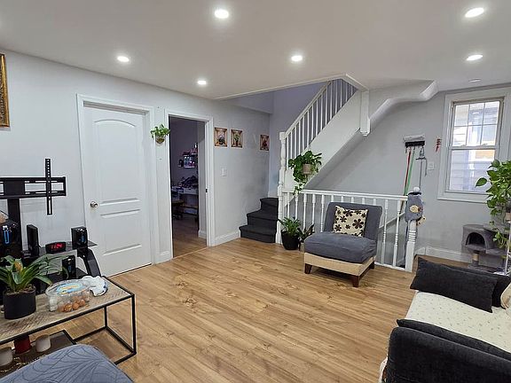3rd image of 811 E 8th St