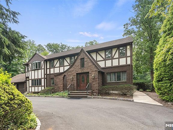 3rd image of 81 Old Tappan Road