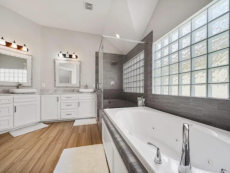 526 Westcross St — Photo 15
