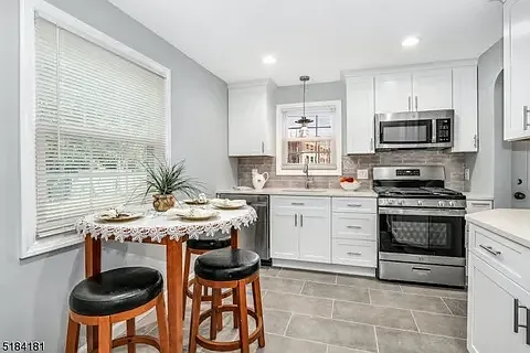 3 bed, 1120 sqft, $3,985 — Photo 2