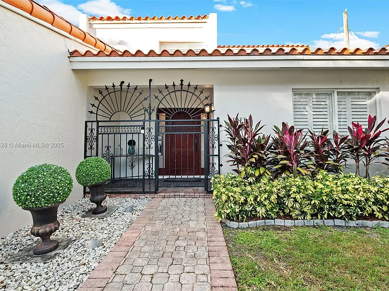 1211 Algeria Ave — Photo 3