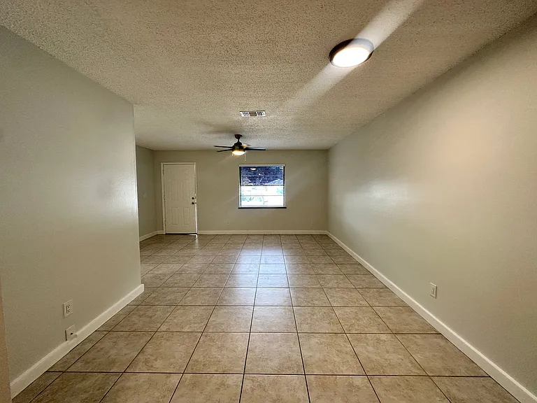 Lakeside Cove Apartments — Photo 7
