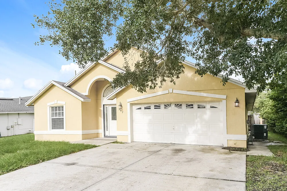 4 bed, 2.0 bath, 1990 sqft, $2,710 — Photo 3