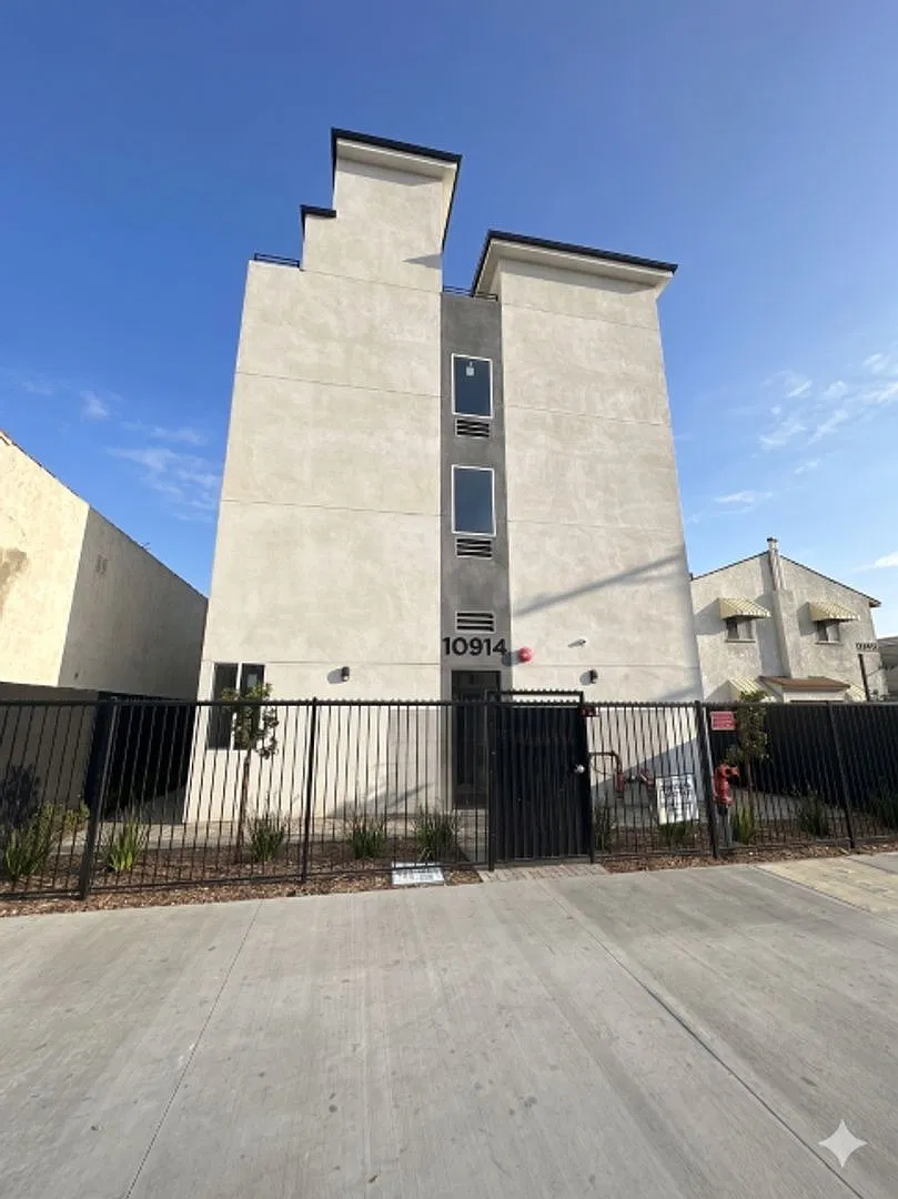 2 bed, 1.0 bath, 570 sqft, $2,475 — Photo 2