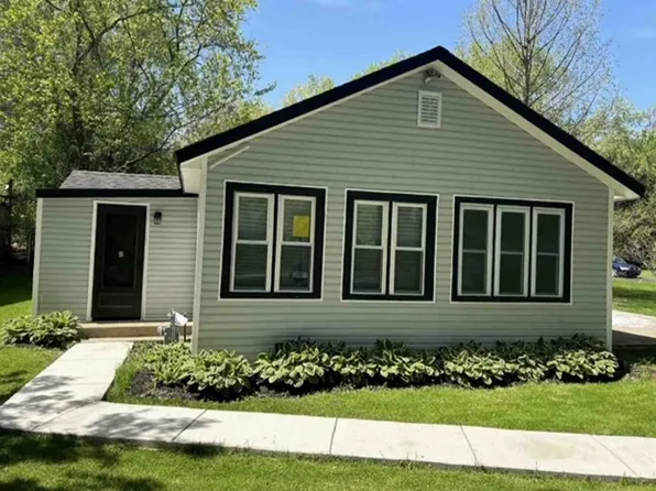 10 Hilltop Rd, Cary, IL 60013