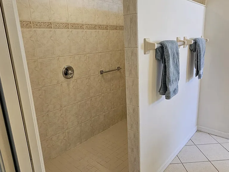 5107 Aurora Dr — Photo 3