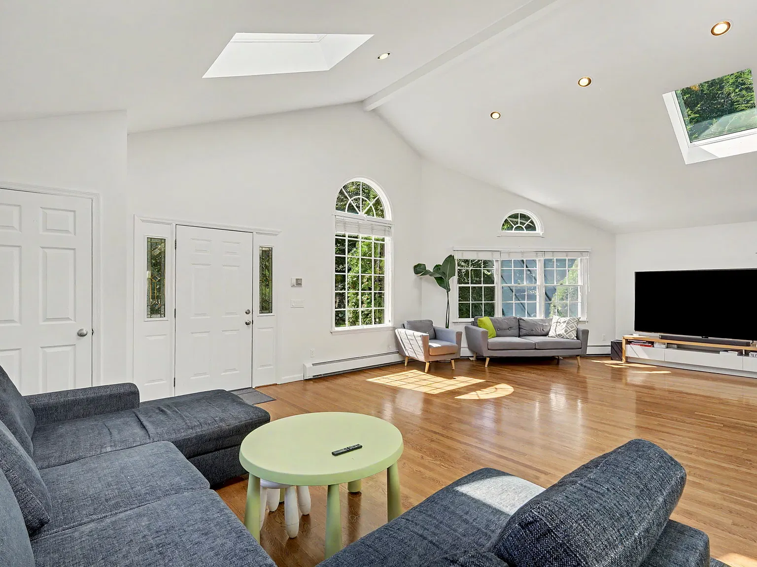 3 bed, 2500 sqft, $5,700 — Photo 3