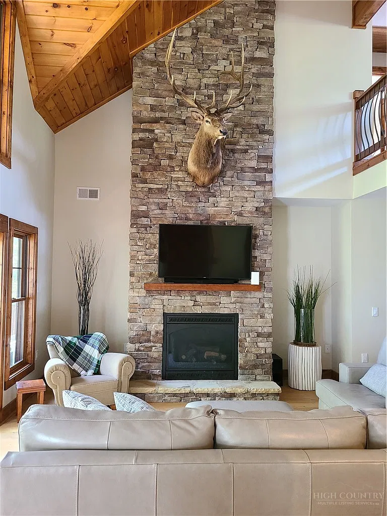 3 bed, 3.0 bath, 2345 sqft, $3,900 — Photo 4