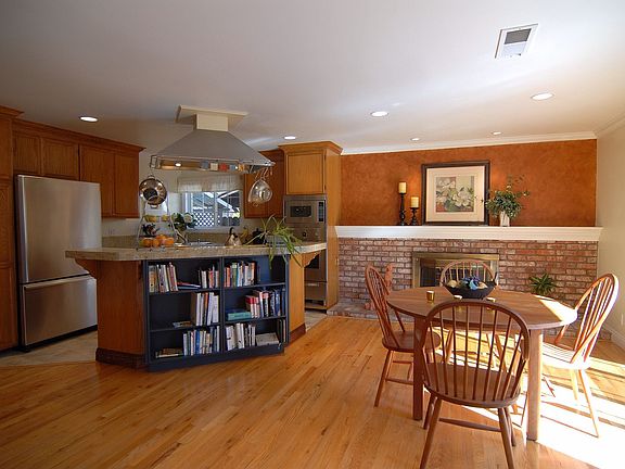 4th image of 834 Pear Ave