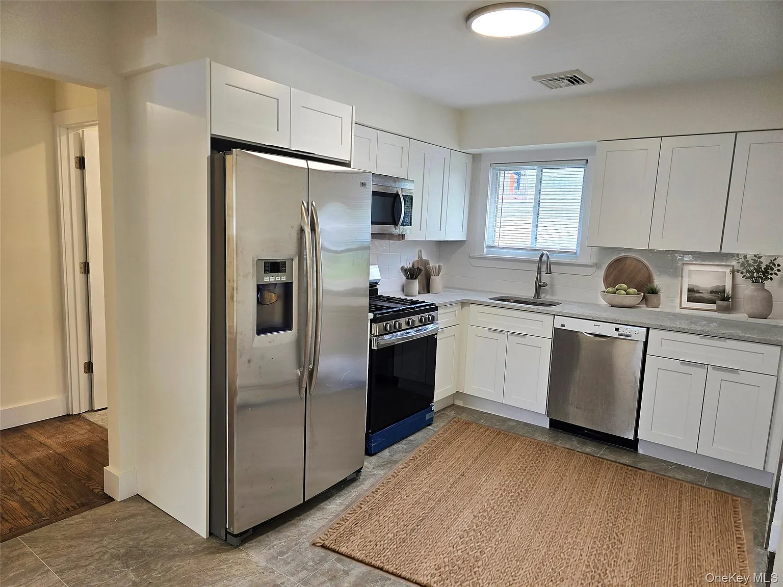 3 bed, 2.0 bath, 2035 sqft, $4,100 — Photo 4