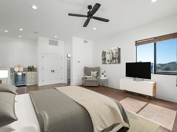 Studio/ bedroom/ kitchenette area