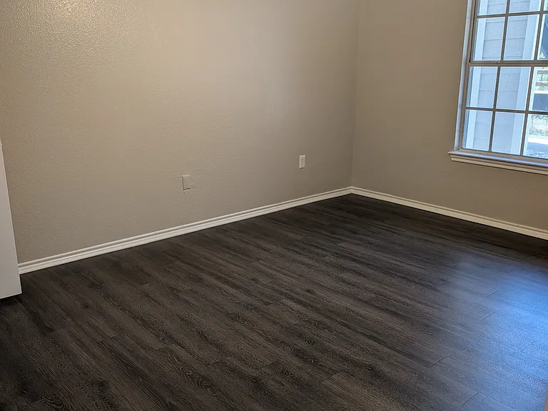 Lakeview Apartments — Photo 30