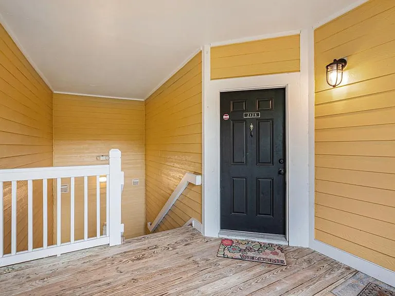 2125 Chatelain Way — Photo 2