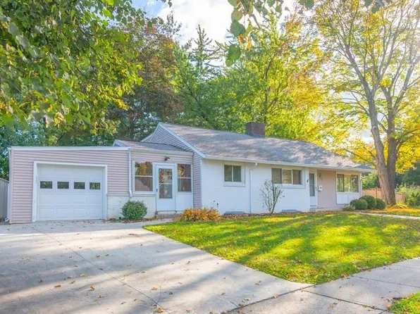 44 George St, Holyoke, MA 01040