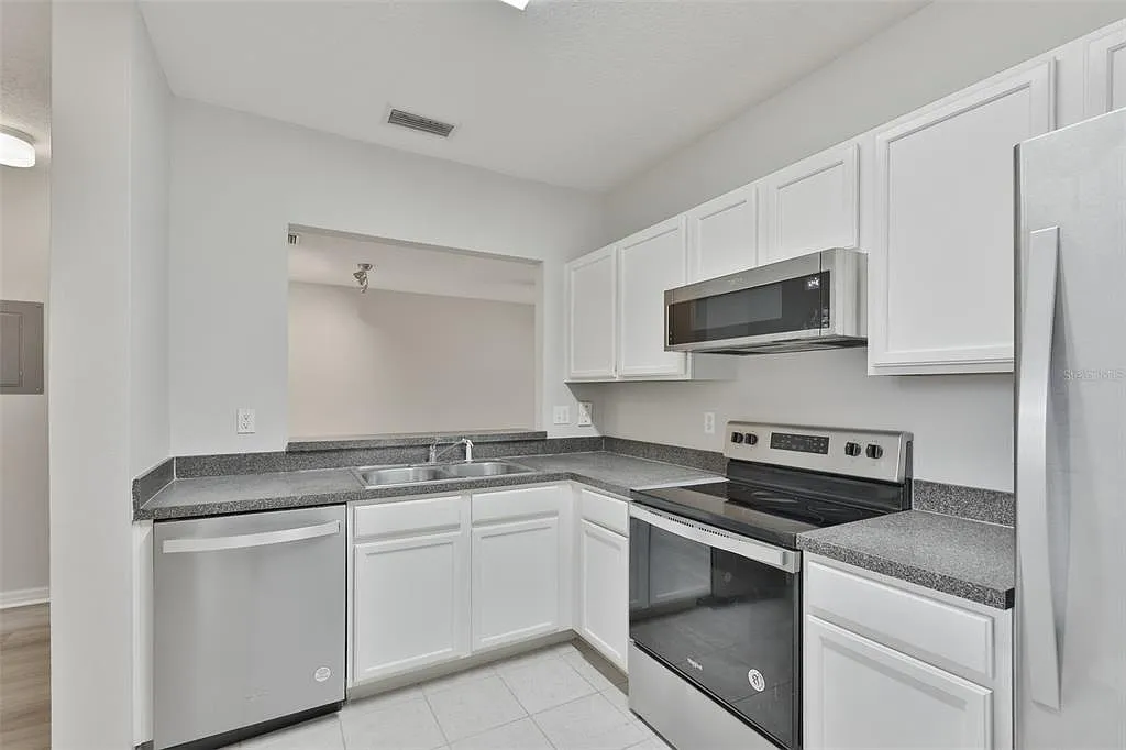 3 bed, 2.0 bath, 1151 sqft, $1,800 — Photo 3