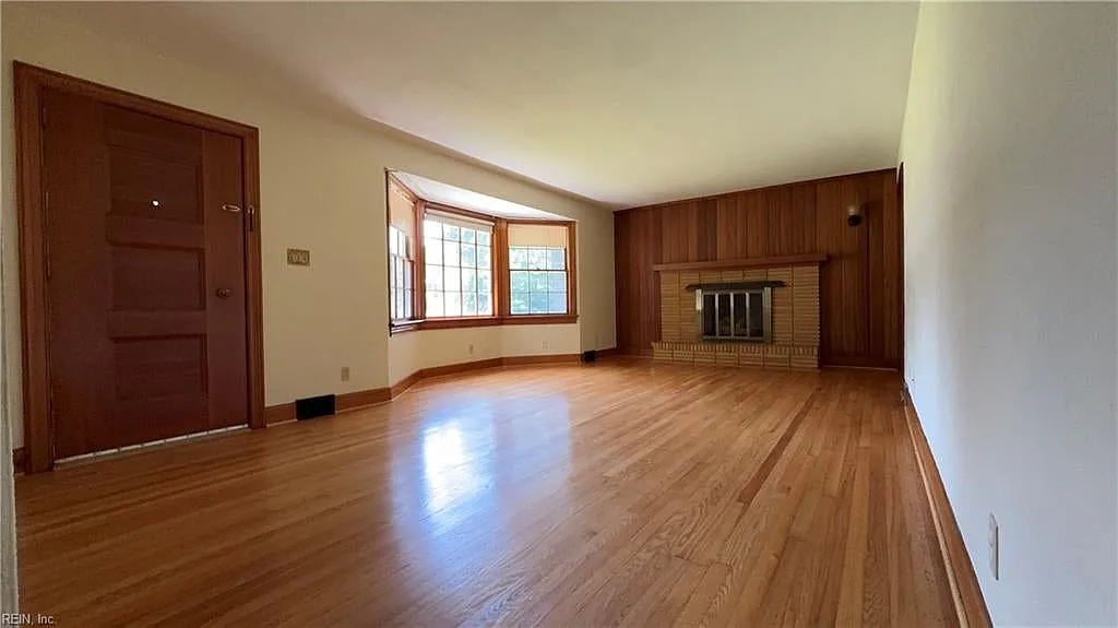 3 bed, 1.5 bath, 1411 sqft, $2,100 — Photo 2