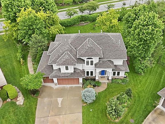 4th image of 2910 NE Viewpark Pl