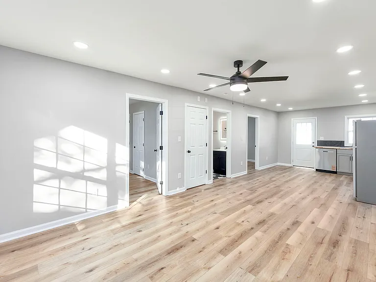 135 W Grand Ave #A — Photo 16