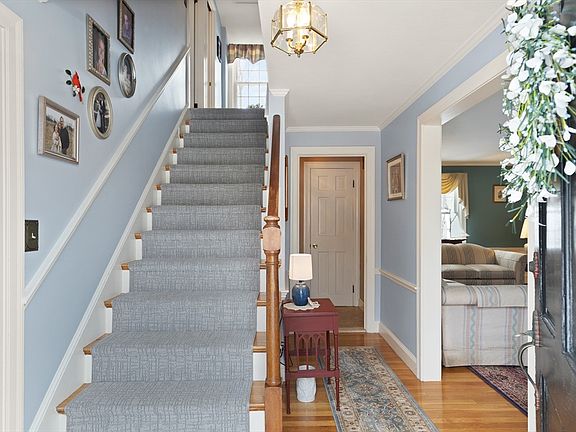 4th image of 35 Longfellow Rd