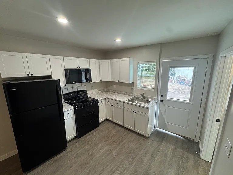 560 Hillside Ter #2 — Photo 5