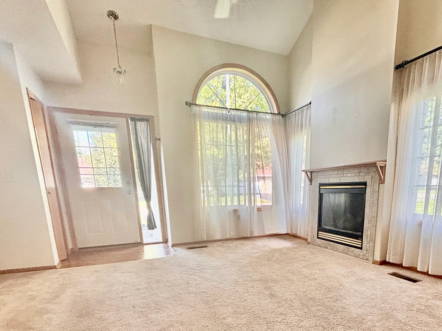 3 bed, 1.5 bath, 1645 sqft, $2,150 — Photo 3