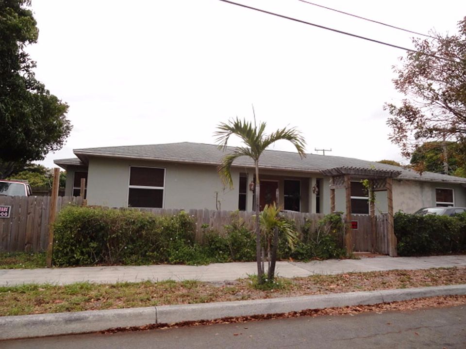 1st image of 3715 Merrill Ave