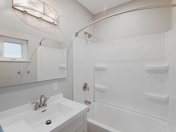 5th image of 410 1st St APT 3