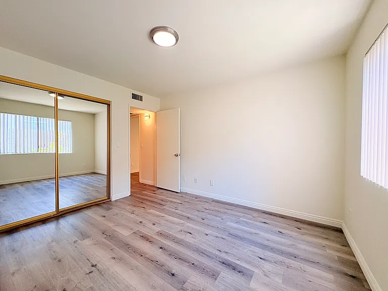 1049 Winchester Ave — Photo 9