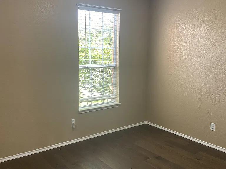 3216 Claymore St — Photo 4