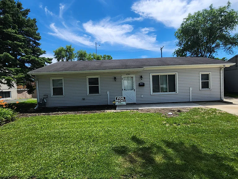 4301 Greenbrier Ln — Photo 1