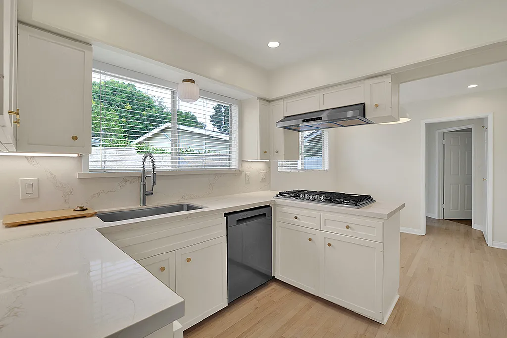 4 bed, 2087 sqft, $6,900 — Photo 3
