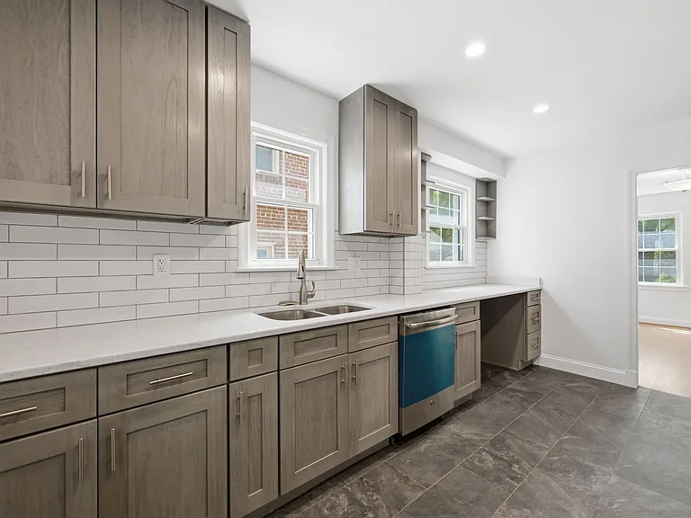4453 S Dakota Ave NE — Photo 8